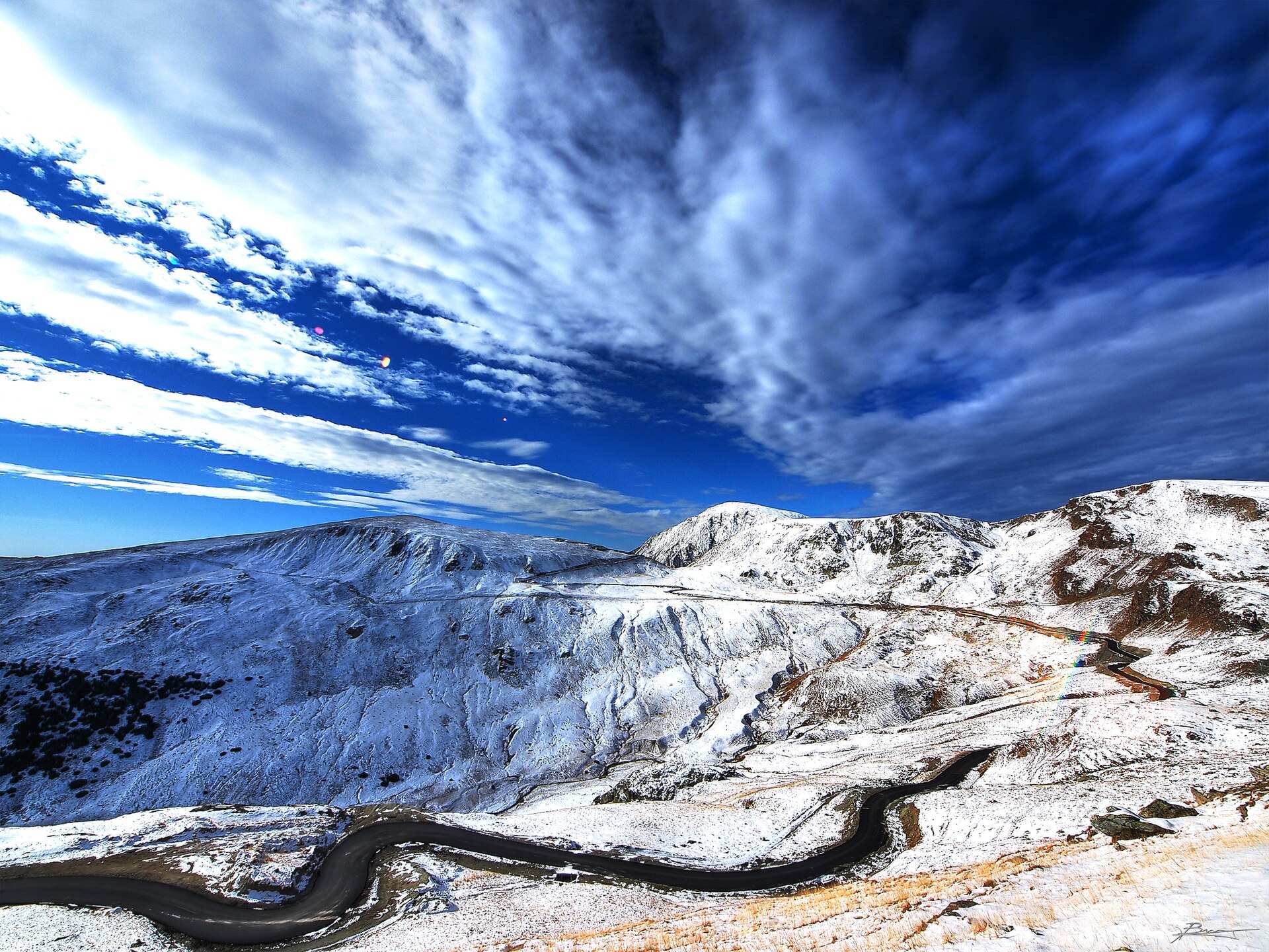 Transalpina iarna, cu serpentine printre versanți acoperiți de zăpadă